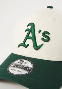New Era COLOURBLOCK 9FORTY® UNISEX - Sapka - off-white/dark green