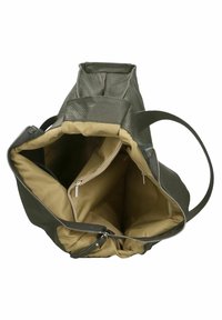 Mörkgrön läderhandväska med texturerad yta, som har ett beige foder inuti, dragkedjefack och dubbla handtag.