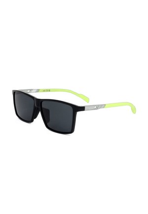 Occhiali da sole rettangolari neri con lenti scure e aste giallo neon e argento su sfondo bianco.
