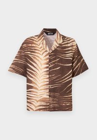 Πουκάμισο με κοντά μανίκια και κουμπιά, με καφέ και μπεζ μοτίβο ρίγες τίγρης και γιακά με εγκοπή, απεικονίζεται σε απλό φόντο.