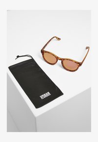 Pasirinkta, brown leo/rosé