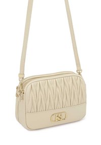 Borsa a spalla in pelle beige con motivo trapuntato, hardware in tonalità oro, chiusure a zip e tracolla removibile per opzioni di trasporto versatili.