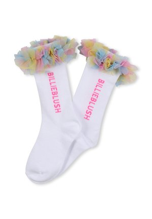 Chaussettes blanches avec un volant en tulle coloré en haut. Le nom de la marque "BILLIEBLUSH" est imprimé en rose vif sur le côté.