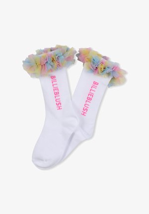 Białe skarpetki z kolorowym tiulowym falbaną na górze. Nazwa marki "BILLIEBLUSH" jest nadrukowana na boku w jasnoróżowym kolorze.