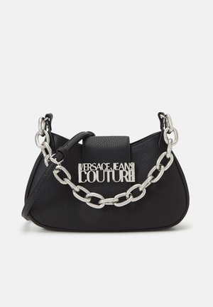 Schwarze Schultertasche aus strukturiertem Leder mit großer silberner Kette und "Versace Jeans Couture" Logo in silbernen Buchstaben auf der vorderen Klappe.