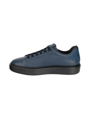 Niebieski skórzany niski sneaker z czarną gumową podeszwą i pasującymi niebieskimi sznurowadłami, widoczny z boku na białym tle.