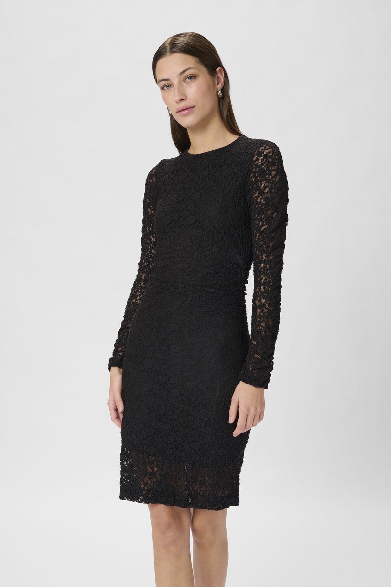 Schwarzes Spitzenkleid mit tailliertem Design, langen strukturierten Ärmeln und Rundhalsausschnitt, knielanger Säule und floralem Muster.