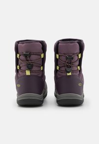 Fioletowe wodoodporne buty trekkingowe z czarnymi podeszwami, teksturowanym cholewem, elastycznymi sznurówkami i zapięciem typu cinch. Wzmocniona pięta i detal z logo z boku.