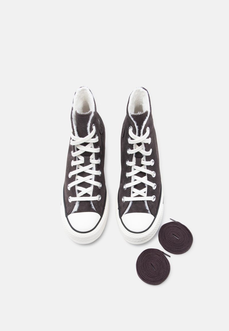 Høje sneakers i mørkegråt lærred med hvide gummisåler og forfodskapper, med hvide snørebånd og to ekstra runde snørebånd i mørkelilla.