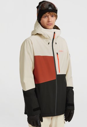 Heren sneeuwjas met beige, oranje en zwarte kleurblokken, waterdicht materiaal, verstelbare capuchon en ritszakken aan de voorkant.
