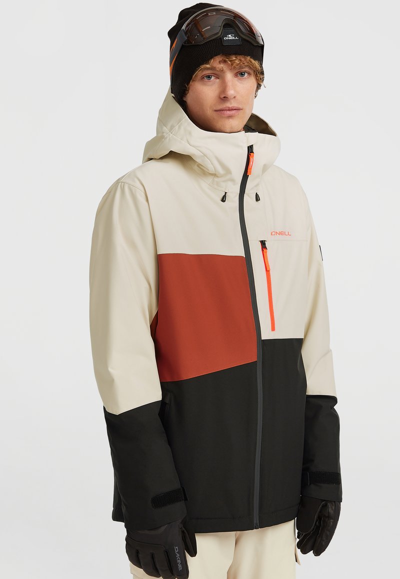 Heren sneeuwjas met beige, oranje en zwarte kleurblokken, waterdicht materiaal, verstelbare capuchon en ritszakken aan de voorkant.