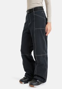 Pantalones de esquí negros con costuras blancas, corte holgado, cinturón ajustable y bolsillos a ambos lados. Cuenta con dobladillo reforzado y aperturas de pierna amplias.