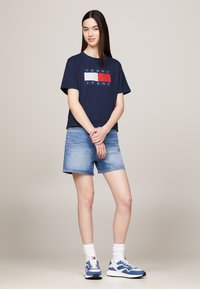 Tommy Jeans FLAG TEE - Marškinėliai su spaudiniu - dark night navy