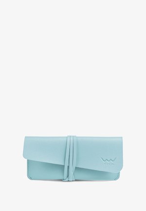 Světle modrá kožená peněženka s klopou, textura povrchu, a dvěma měkkými držadly. V přední části má vyražené logo.