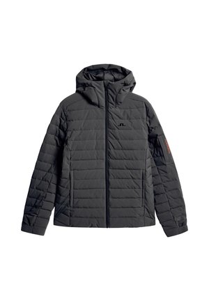 Musta eristetty takki, jossa on tikattu muotoilu, huppu ja etuvetoketju. Varustettu joustavilla hihansuilla ja logolla rinnassa. Sileä pinta.