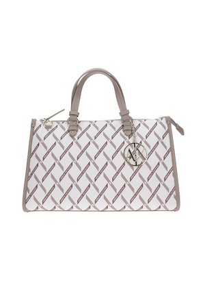 Sac à main de créateur blanc et beige à motifs, avec deux poignées et un pendentif circulaire en métal arborant le logo Armani Exchange.
