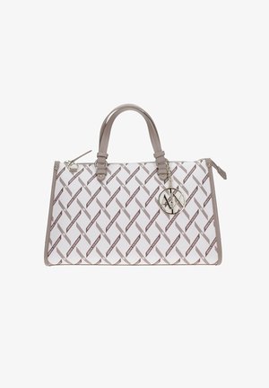 Bolso de diseñador con patrón blanco y beige, con asas dobles y un colgante circular de metal con el logo de Armani Exchange.