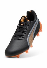 Svarta fotbollsskor med orange detaljer, med en texturerad ovandel, sex orange dobbar och en slimmad design med sidoränder.