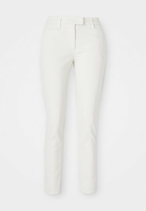 Pantalons blancs ajustés avec une texture lisse, des détails de poches subtils et une taille classique. Conçus pour un look soigné.