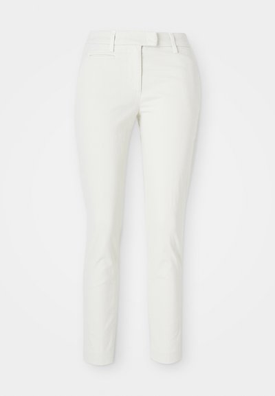 Pantalons blancs ajustés avec une texture lisse, des détails de poches subtils et une taille classique. Conçus pour un look soigné.