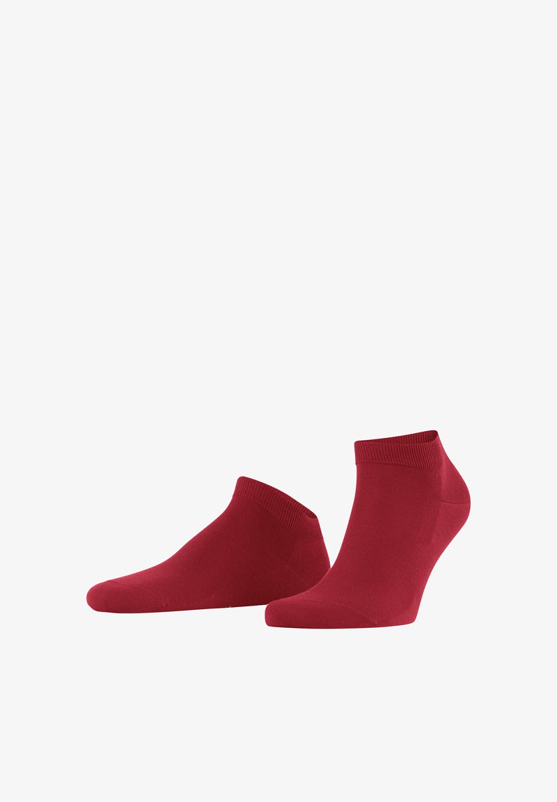 Chaussettes chevilles rouges en tissu doux, avec un bord côtelé, une texture lisse et une coupe basse pour un port confortable.