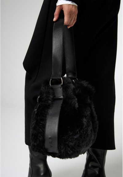 Borsa in pelo sintetico nero con forma arrotondata, dotata di una tracolla in pelle nera piatta, accessori in metallo e superficie texture.