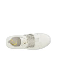 Weißer Sneaker mit einem strukturierten silbernen elastischen Riemen, glattem Lederoberteil, runder Zehenpartie und einer weißen Gummisohle. Goldenes Logo-Innendetail.