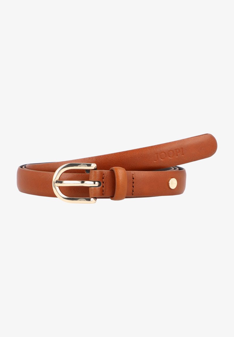 Ceinture en cuir marron avec boucle en métal doré, nom de marque embossé et petit rivet décoratif doré, enroulée sur fond blanc.