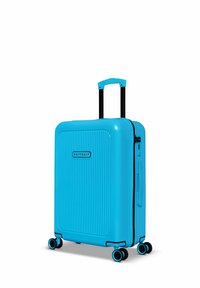 Harde koffer in fel blauw, met verticale ribbels, zwarte rits, dubbele zwarte wielen met blauwe accenten en een uitschuifbare handgreep.