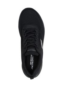 Czarny but sportowy z siateczkową cholewką, sznurowanym zapięciem i wyściełanym kołnierzem. Posiada wkładkę "Skechers Memory Foam" dla wygody.