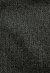 Tejido de espiga gris oscuro con una superficie texturizada y un ligero brillo, que exhibe un patrón de tejido apretado para durabilidad y estructura.