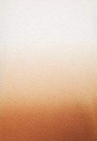 Bavlněné tričko s ombré designem, přecházející z bílé barvy nahoře do teplé, světle hnědé barvy dole, s hladkou texturou.