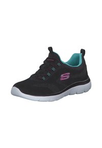 Zapatilla deportiva negra con parte superior de malla, acentos en azul verdoso y detalles en rosa. Presenta una suela acolchada y una pestaña en el talón para facilitar el uso.