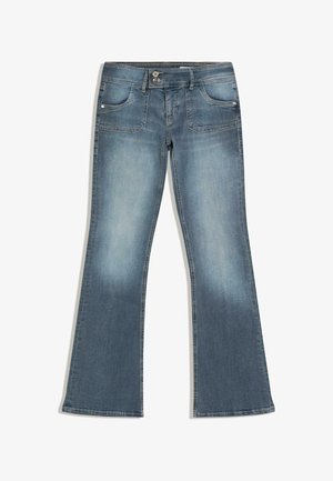 Kék, kifakult farmernadrág bővülő szárakkal, elöl és hátul zsebekkel, valamint dupla gombos rögzítéssel a deréknál.