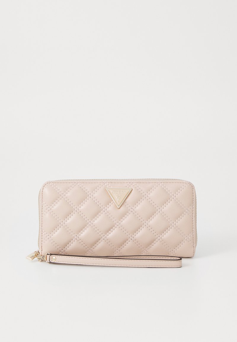 Cartera beige acolchada con un logo de triángulo dorado, cierre de cremallera y correa para la muñeca. Textura suave con patrones de diamante y acentos de hardware dorado.