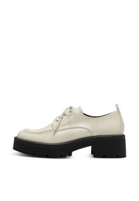 Beige gepatineerde leren schoenen met een afgeronde neus, voorzijde vetersluiting en zwarte dikke zool. Bevat zichtbare stiksels en een lage blokhak.