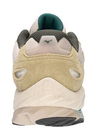 Scarpa da corsa Mizuno con tomaia in mesh grigia e beige, contrafforte in pelle scamosciata, intersuola color beige chiaro e suola in gomma scura, con accenti del logo.