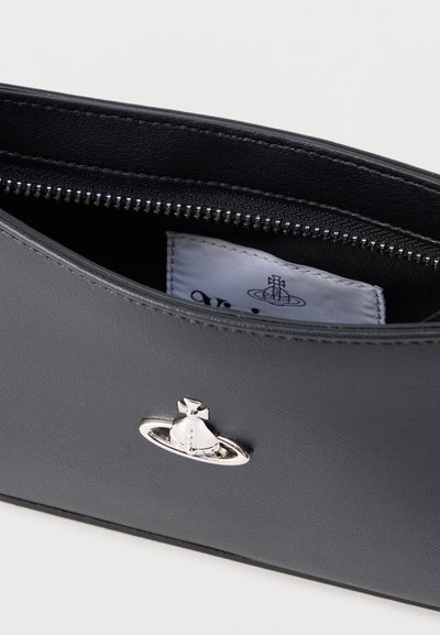 Μαύρο δερμάτινο τσαντάκι με ασημί λεπτομέρεια λογότυπου. Το εσωτερικό διαθέτει φερμουάρ και υφασμάτινη επένδυση. Συμπαγής, λιτός σχεδιασμός.