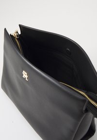 Tommy Hilfiger LEGACY SATCHEL - Sac à main - black