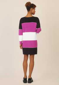 Apart COLORBLOCKING  - Robe pull - schwarz-lila-creme