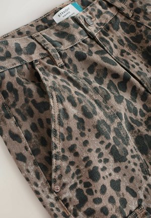 Jeans drepte cu talie înaltă dintr-un material maro cu un model imprimat cu animale verzi. Au cusături vizibile și închidere cu un buton metalic.