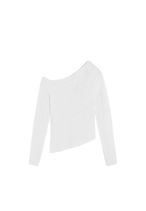 Top blanco de manga larga con escote off-the-shoulder. Tejido texturizado con líneas verticales sutiles. Diseño corto. Sin herrajes visibles.