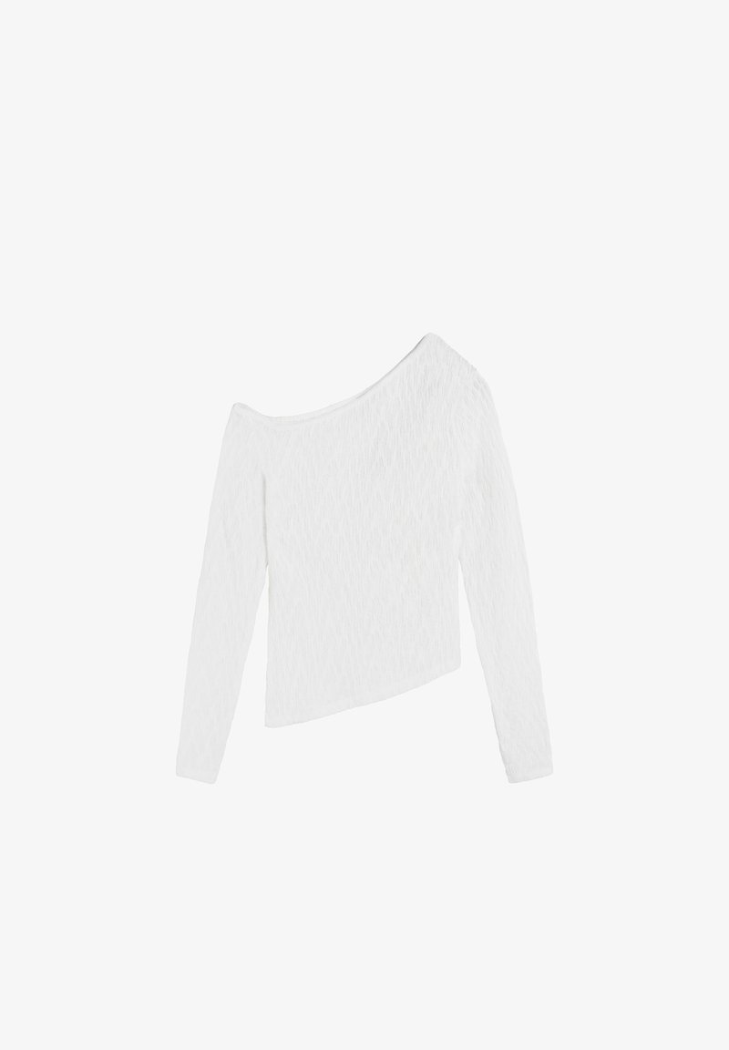 Top blanco de manga larga con escote off-the-shoulder. Tejido texturizado con líneas verticales sutiles. Diseño corto. Sin herrajes visibles.