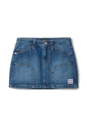 Blauwe denim minirok met steekzakken aan de voorkant, ceintuurlussen, knoopsluiting en een klein merkembleem aan de rechteronderkant.