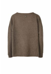 Bruine gebreide sweater met een losse fit, brede ronde halslijn en lange mouwen. Zachte textuur met een subtiel vlektpatroon.