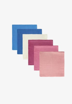 Zes opgevouwen katoenen zakdoeken in verschillende kleuren, diagonaal gerangschikt van lichtroze tot donkerblauw op een witte achtergrond.