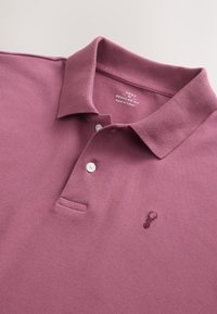 Bordová polokošeľa s golierom, zapínaním na tri gombíky a vyšívaným logom homára. Textúrovaná bavlnená tkanina. Regular fit.