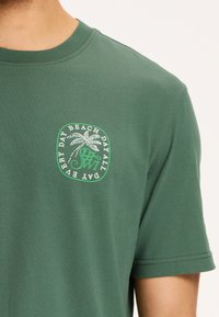 Shiwi Apdrukāts T-krekls - dark green