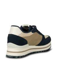 Sportskor i marinblått, beige och krämfärgat; har sammet och texturerade material, en vadderad krage och en robust sula.