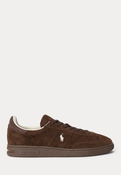 Zapatilla baja de ante marrón con cierre de cordones, forro blanco, logo blanco de Polo Ralph Lauren en el lateral y suela de goma.